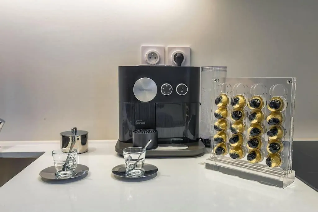 Superbe Studio, Tete D'Or, ليون